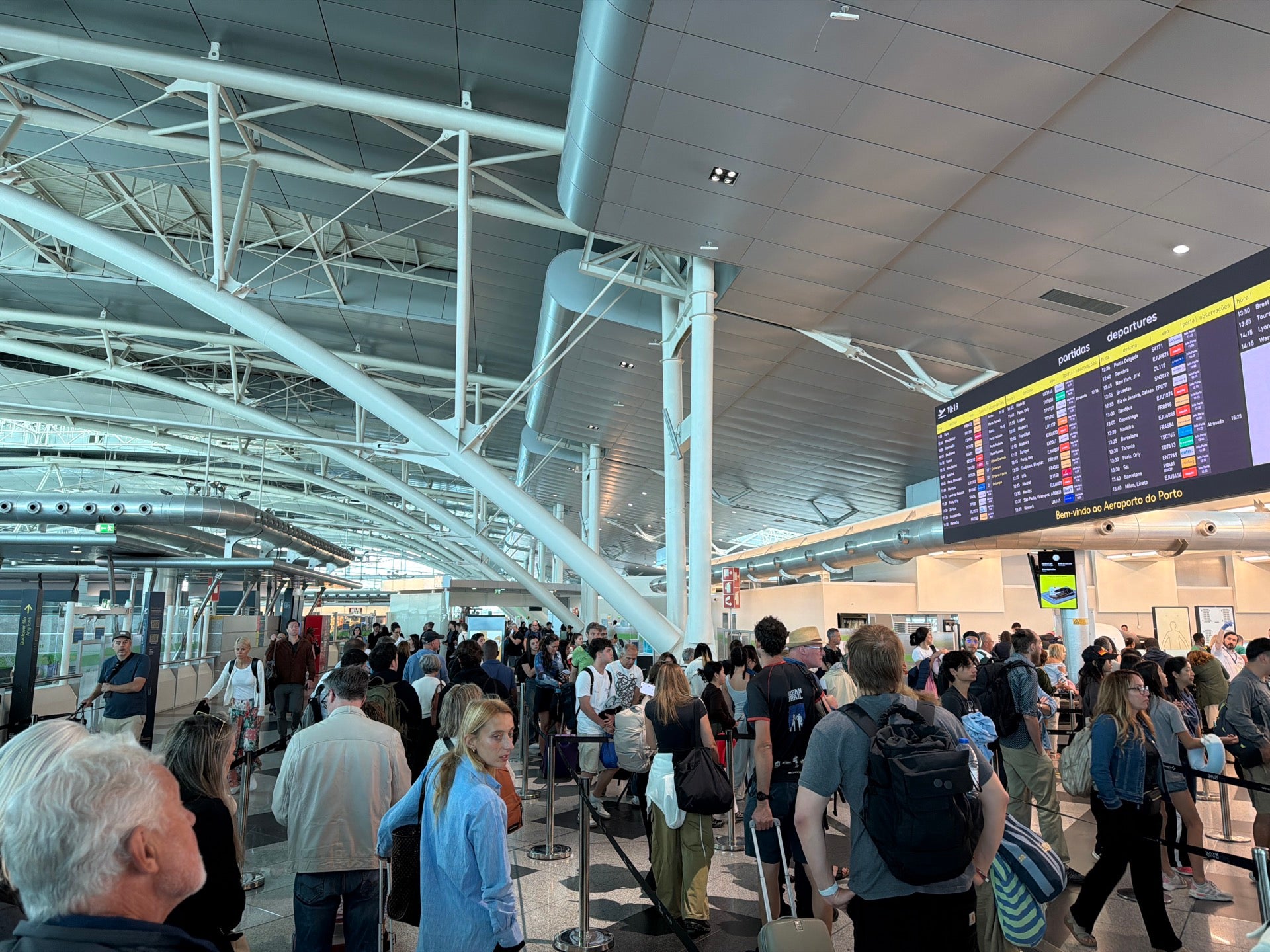 Checked in at Francisco Sá Carneiro Airport (OPO) (Aeroporto Francisco Sá Carneiro)